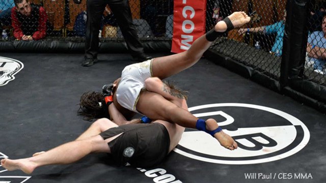 Ce combattant de MMA se met KO tout seul en plein combat