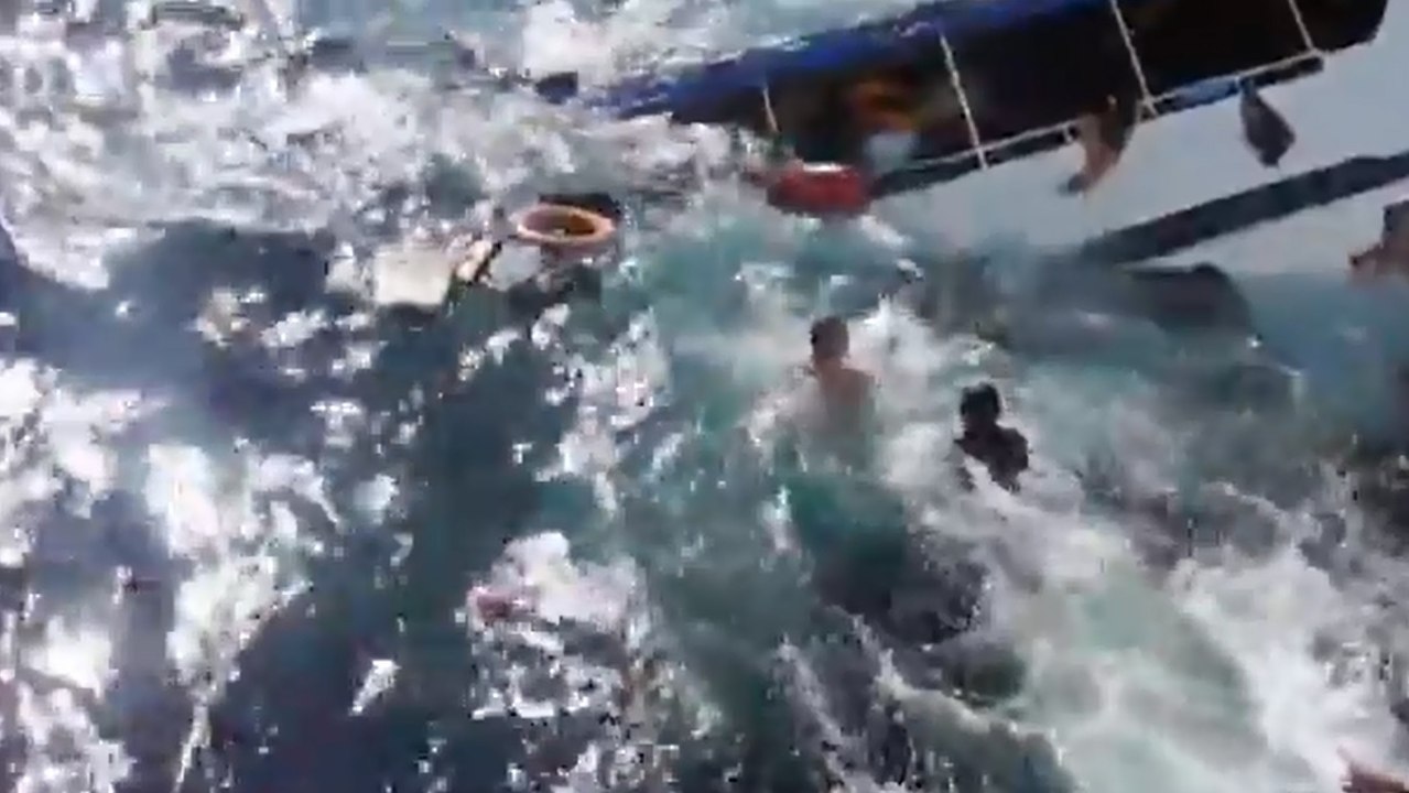 Le terrible naufrage d'un bateau en Thaïlande envoie des touristes à la mer