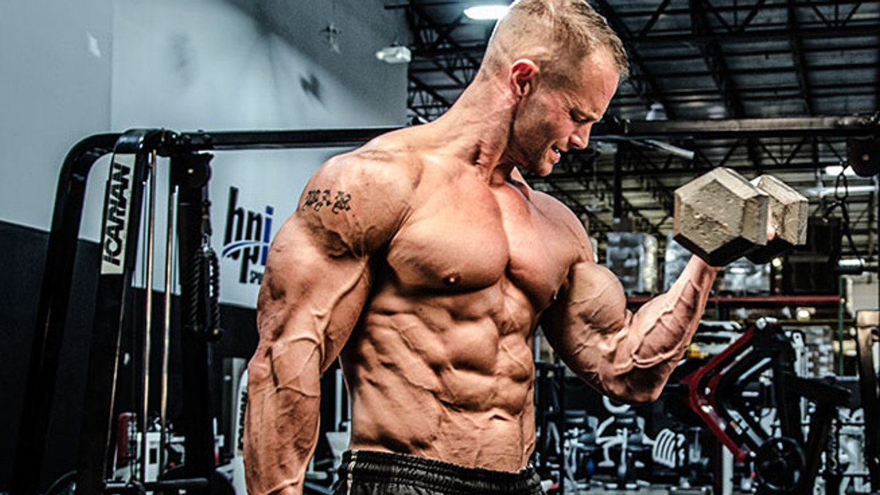 Se tailler des épaules en béton avec ce programme de bodybuildeur