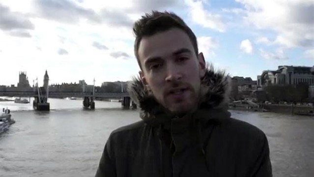 Six ans après avoir voulu se suicider, Johnny Benjamin recherche l'homme qui l'a sauvé