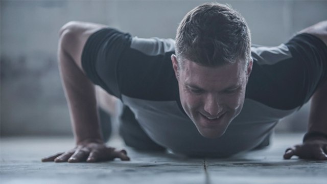 Brûlez des graisses et développez vos muscles en même temps grâce à ces trois exercices