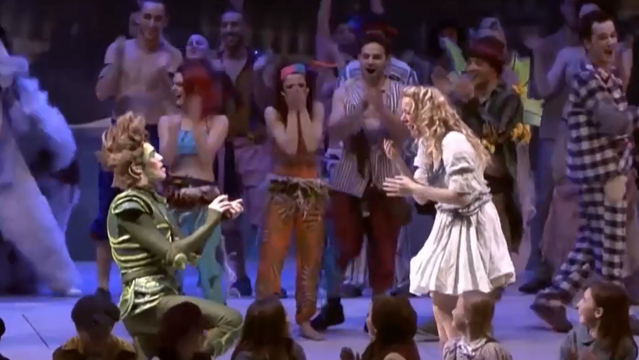En plein spectacle, Peter Pan fait une vraie demande en mariage à Wendy !