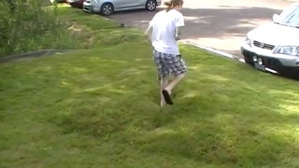 Découvrez l'étonnant phénomène de la pelouse qui bouge quand on marche dessus