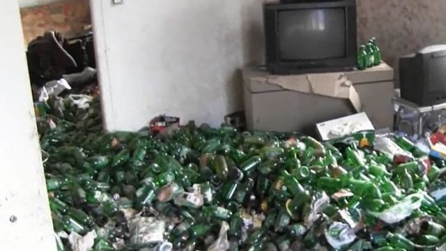 Ils découvrent leur appartement rempli de canettes de bière vides