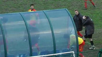 Il marque un but et se prend un carton rouge dans la même minute