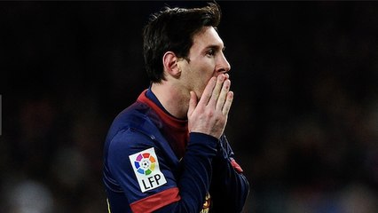 Lionel Messi reçoit des crampons qui retracent l'ensemble de sa carrière