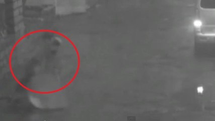 Pour ne pas lui rembourser d'argent, un Chinois pousse une femme dans les égouts et l'enferme