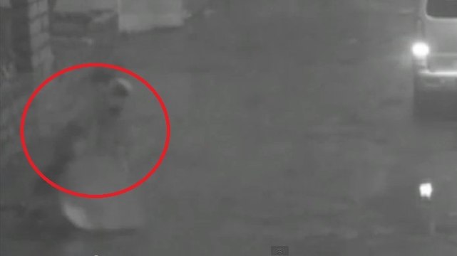 Pour ne pas lui rembourser d'argent, un Chinois pousse une femme dans les égouts et l'enferme