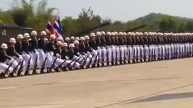 Ces militaires thaïlandais défilent à la parade façon dominos