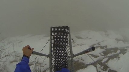 Base Jump : Marshall Miller réalise un saut impressionnant dans le brouillard le plus total
