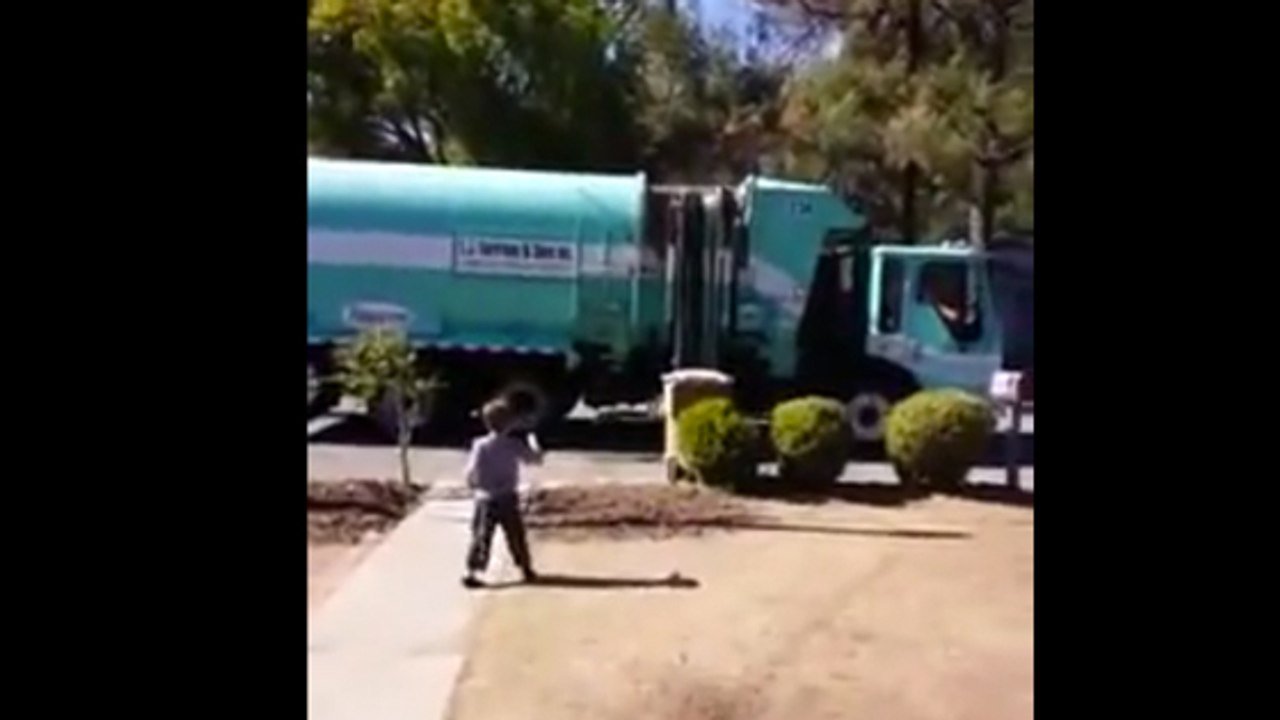 Un éboueur offre un cadeau inattendu à un enfant autiste