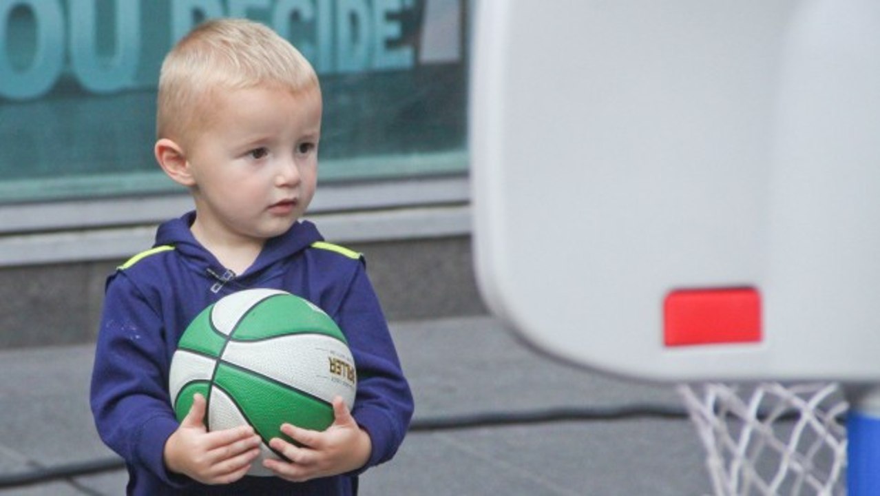 A 2 ans seulement, le petit Titus fait le buzz grâce à son talent pour le basket