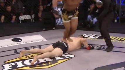 Un combattant MMA célèbre sa victoire en faisant un salto sur son adversaire au sol