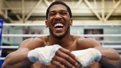 Boxe : Anthony Joshua s'amuse à imiter Deontay Wilder