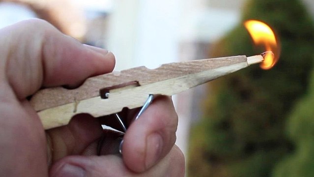 Il fabrique une arbalète de poche avec une épingle à linge !