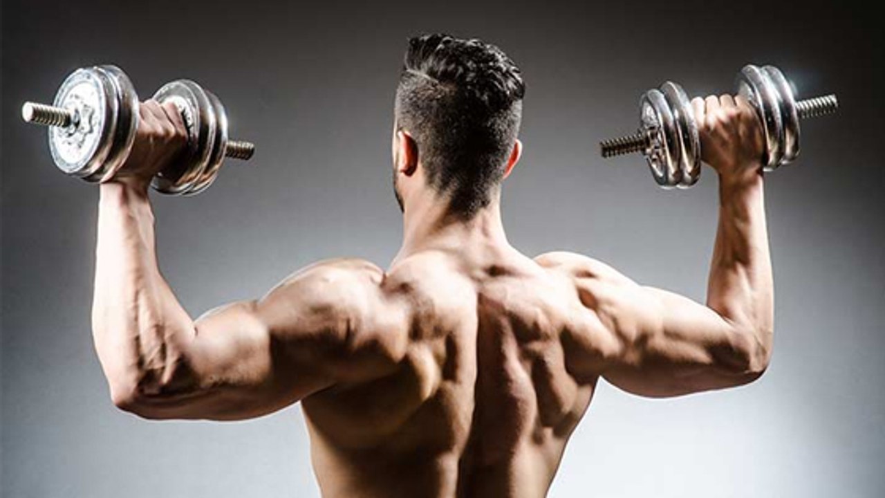 Comment travailler votre dos et vos biceps en même temps