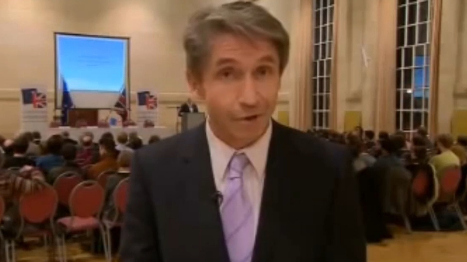 En plein direct, un homme demande à un journaliste de la BBC de parler moins fort