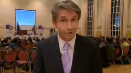 En plein direct, un homme demande à un journaliste de la BBC de parler moins fort