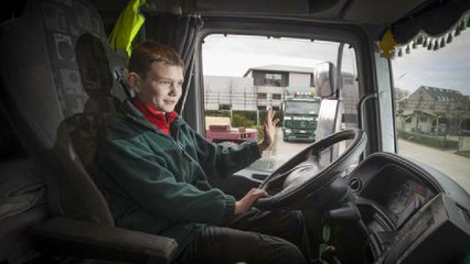À 11 ans, Lenn Claeys conduit les camions comme un véritable routier