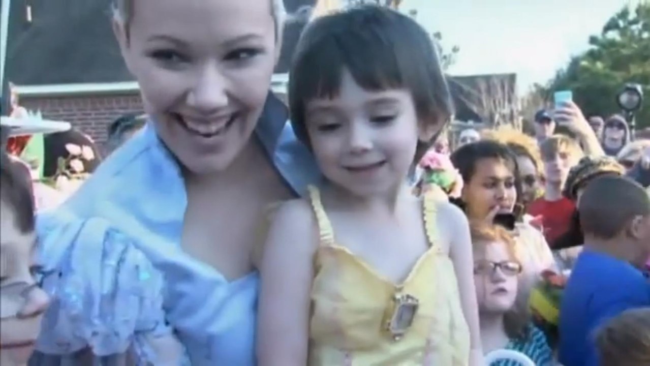 Atteinte d'un cancer, une petite fille vit une journée de princesse grâce à la mobilisation sa ville