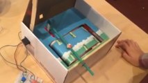 L'américaine Fawn Qiu a bricolé le jeu Flappy Bird dans une boîte en carton