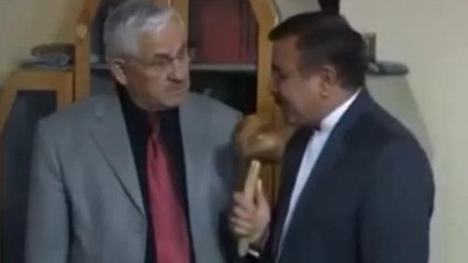 Ce journaliste Turc confond son micro avec un champignon