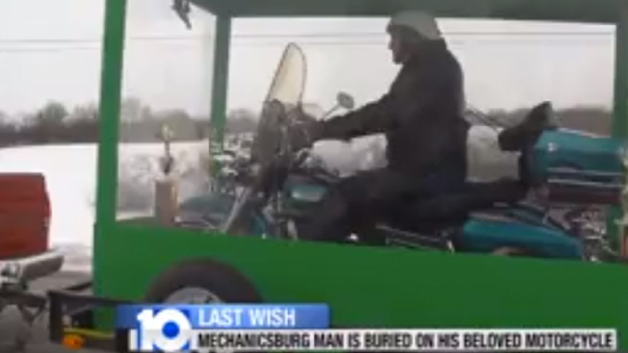 Après sa mort, le motard Billy Standley se fait embaumer dans un cercueil transparent avec sa Harley Davidson