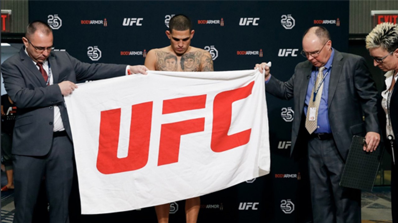 UFC 223 : Max Holloway out du main event, Anthony Pettis pourrait le remplacer