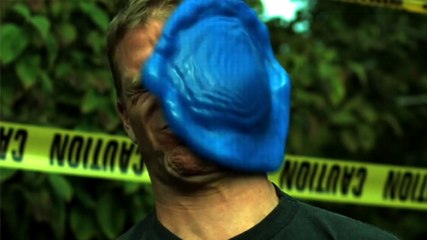 Il filme au ralenti l'impact d'une bombe à eau lancée en plein visage