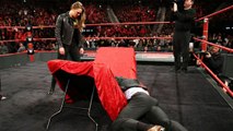 Ronda 'Rowdy' Rousey fait passer Triple H à travers une table à la WWE