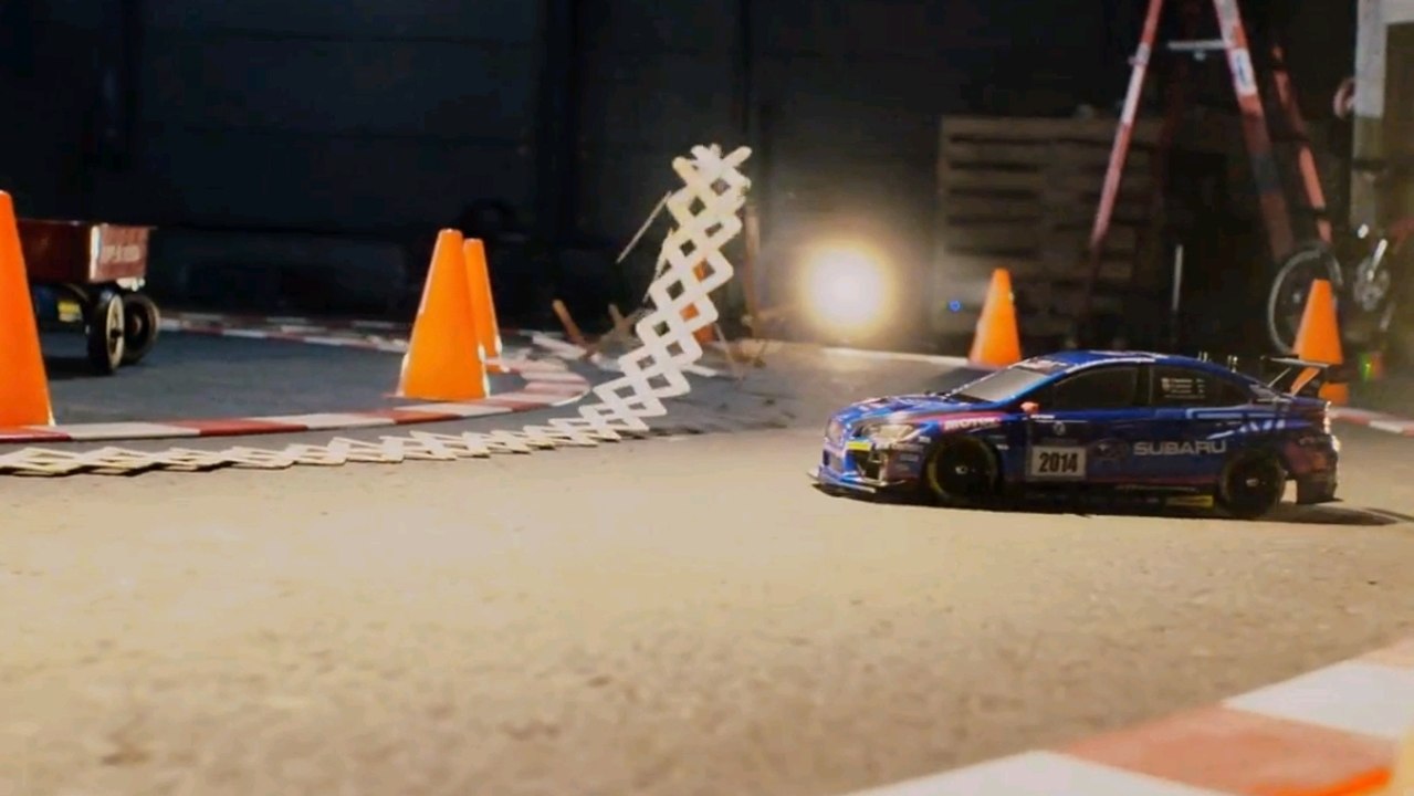 Voiture téléguidée vs Stick Bomb : Découvrez la course  la plus insolite du monde