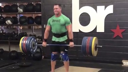 John Cena fête son anniversaire en faisant des deadlifts