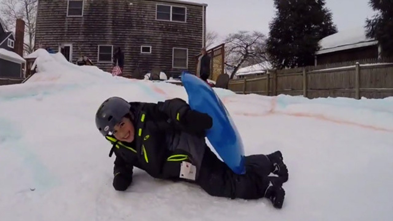 Ce papa a construit un circuit de luge extraordinaire avec de la neige pour ses enfants !