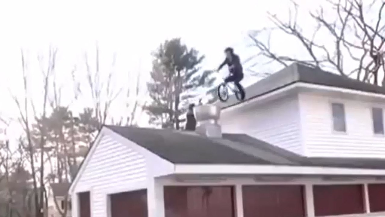 Il rate sa cascade en vélo et s'écrase l'entrejambe sur la selle