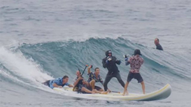 Boxe : Un surfeur organise des combats sur une planche de surf