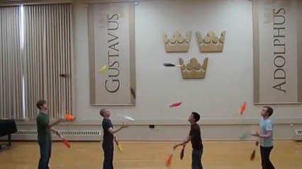 Ils jonglent à plusieurs avec des massues !