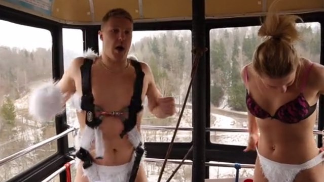 Pour fêter la Saint-Valentin, des couples font du saut à l'élastique complètement nus