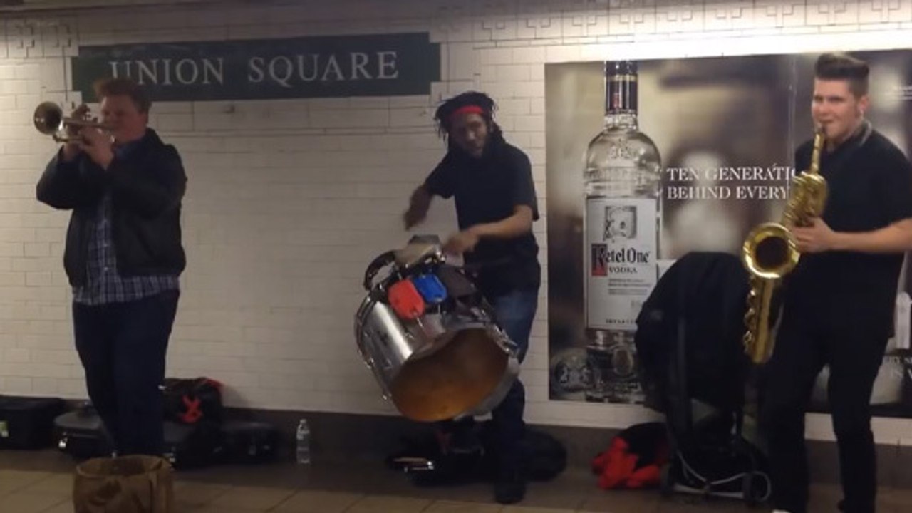 Découvrez le groupe Too Many Zooz qui fait danser le métro New-Yorkais