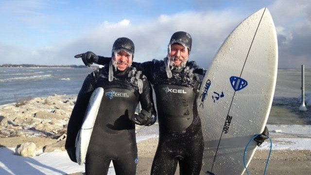 Ces riders fous surfent dans les eaux glacées des Grands Lacs