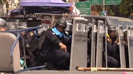 Bangkok : une grenade explose aux pieds d'un policier, il s'en sort presque indemne