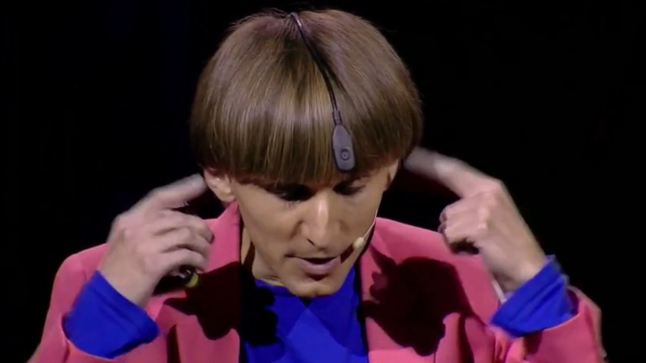 Achromate, Neil Harbisson ''entend'' les couleurs grâce à un œil électronique