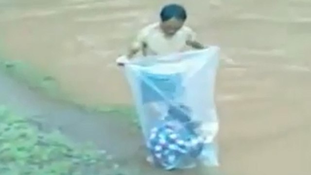 Au Vietnam, les enfants traversent les rivières dans des sacs en plastique