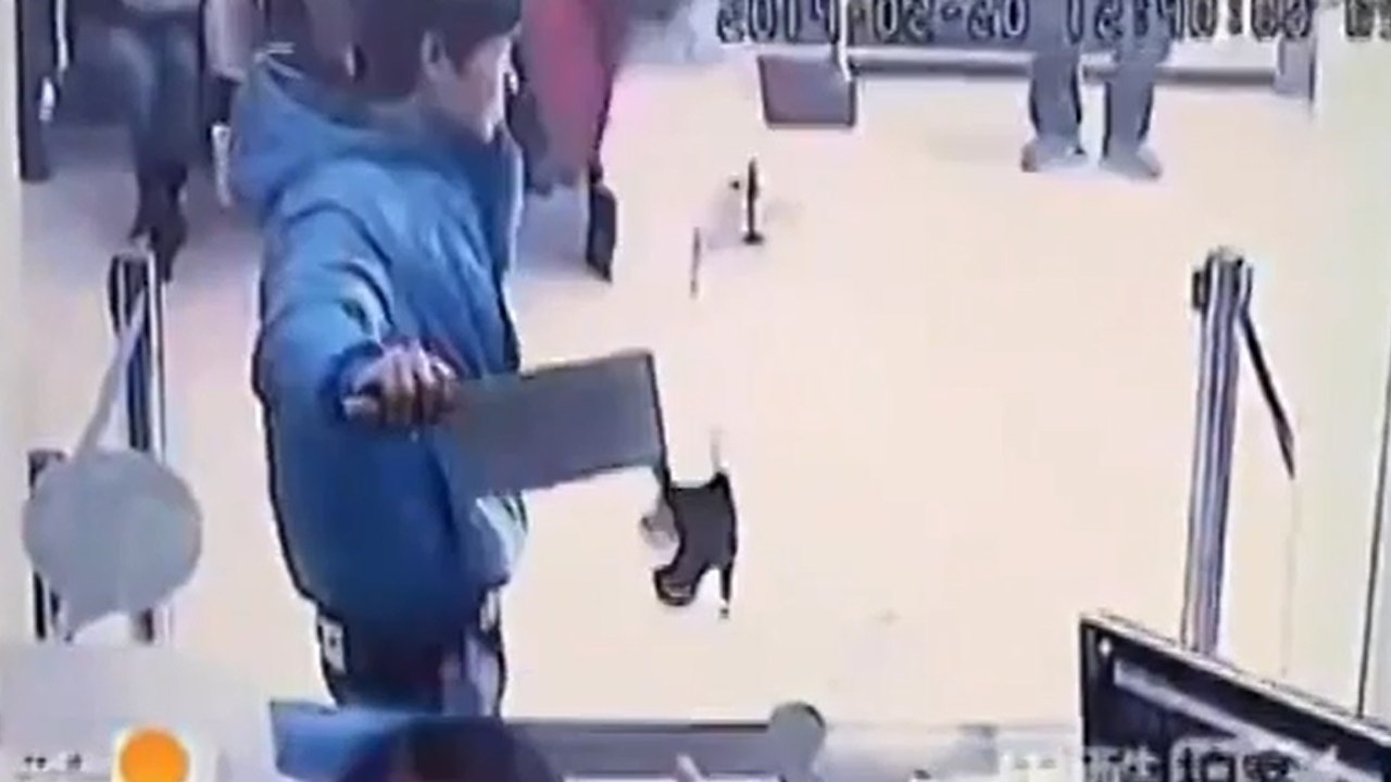 Armé d'un hachoir à viande, cet homme réalise un braquage ridicule et fait rire ses victimes
