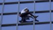 L'homme-araignée Alain Robert escalade la tour EDF de La Défense à mains nues