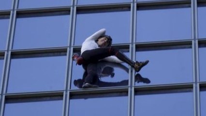 L'homme-araignée Alain Robert escalade la tour EDF de La Défense à mains nues