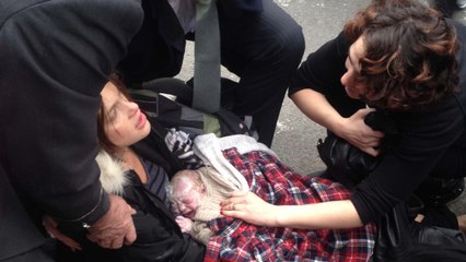 Enceinte, Polly McCourt accouche dans une rue de New York sous les yeux des passants