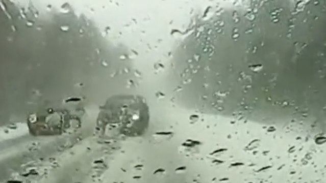 Au volant de sa voiture, cette femme a eu énormément de chance !