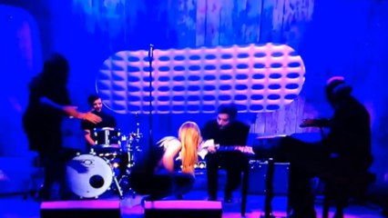 La chanteuse Rebecca Ferguson fait un malaise en plein direct