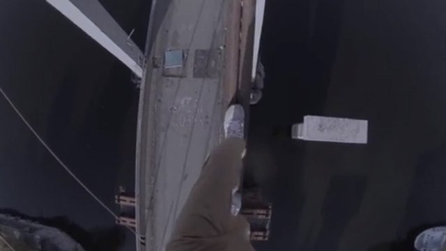 Mustang Wanted, le Spider-Man roumain, joue au funambule sur un pont sans aucune protection