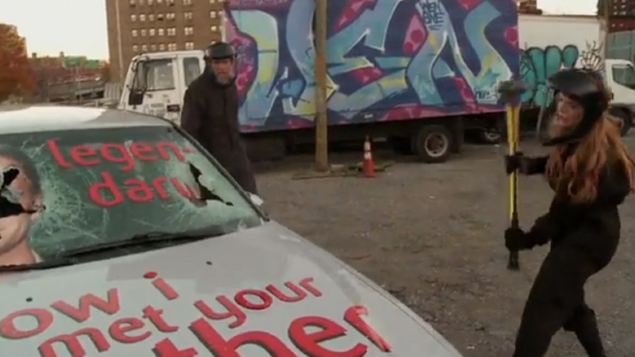 How I Met Your Mother saison 9 : Lindsay Lohan, en colère, casse une voiture